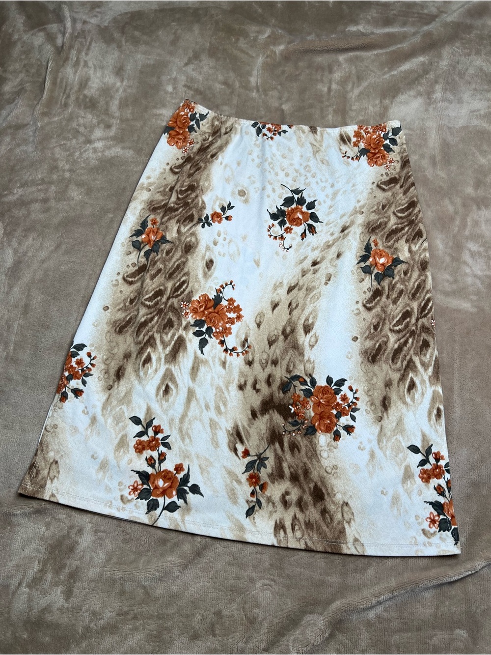 JANETTE Vintage White and Brown Fitted Skirt with Red Floral Print - Sz Large